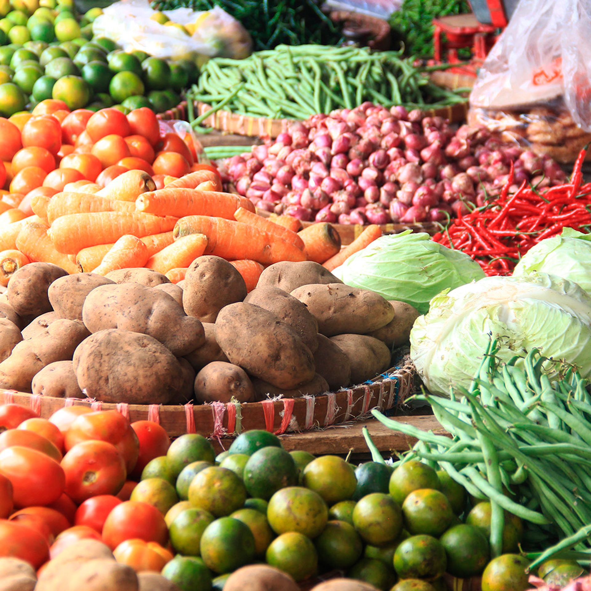 Image of fresh fruit and vegetable produce in a retail store