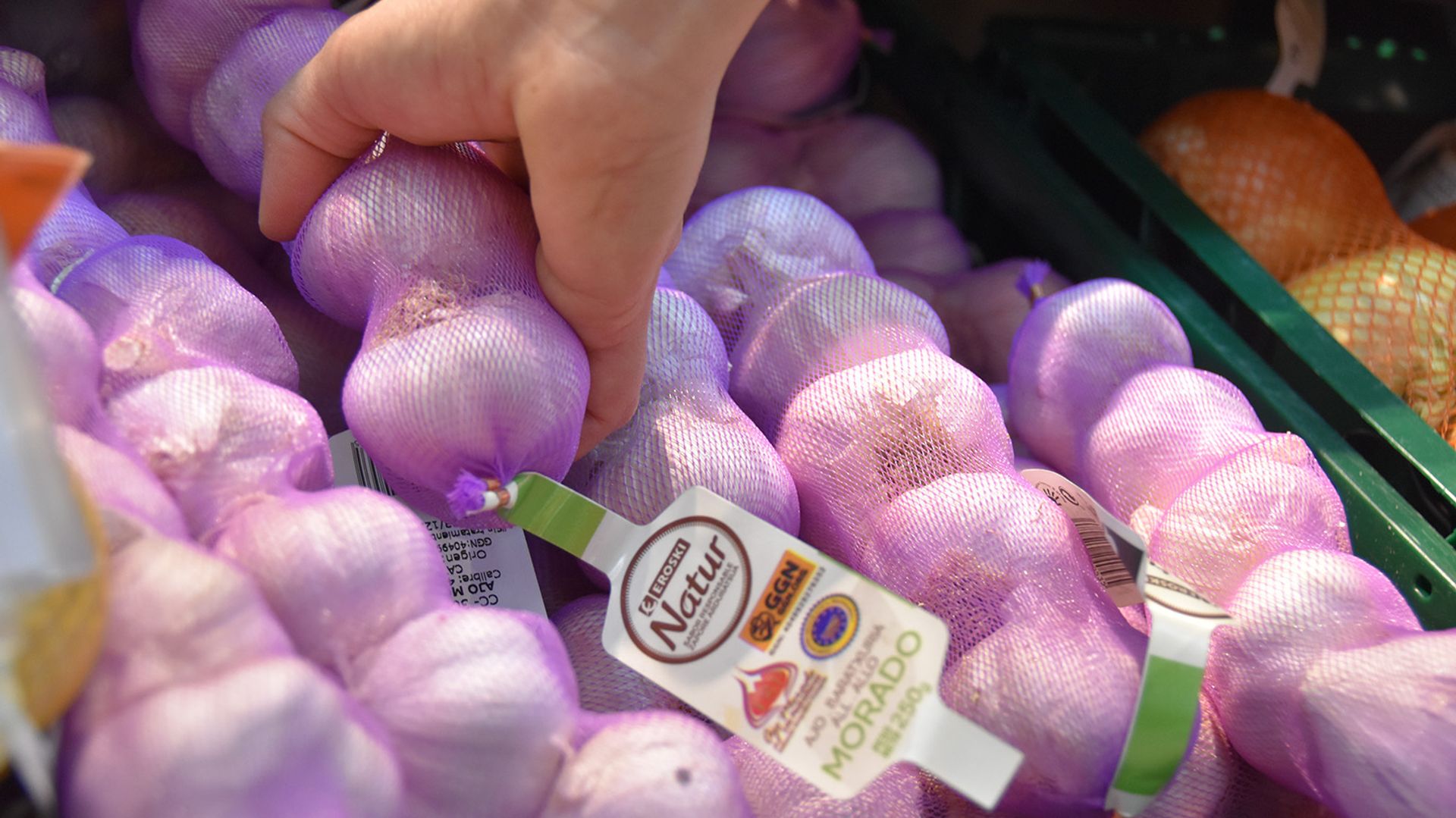 Image of garlic with the GGN label at a retailer store