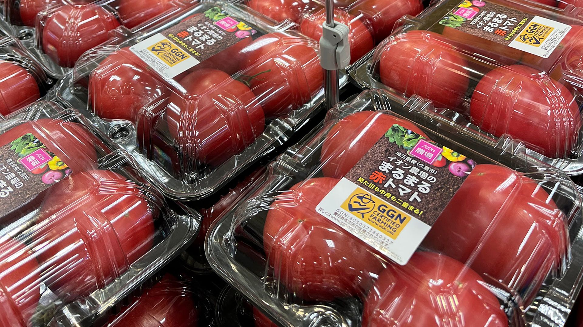 Image of packed tomatoes with the GGN label at a Japanese retail store