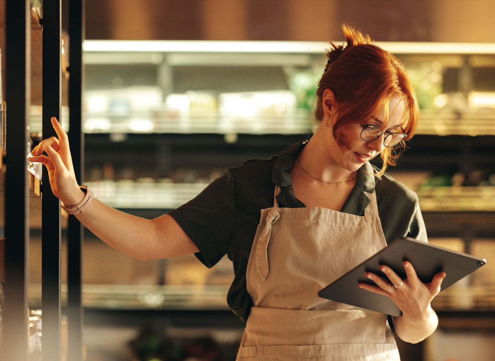 Image of a retail worker searching for a product on the GGN label portal.
