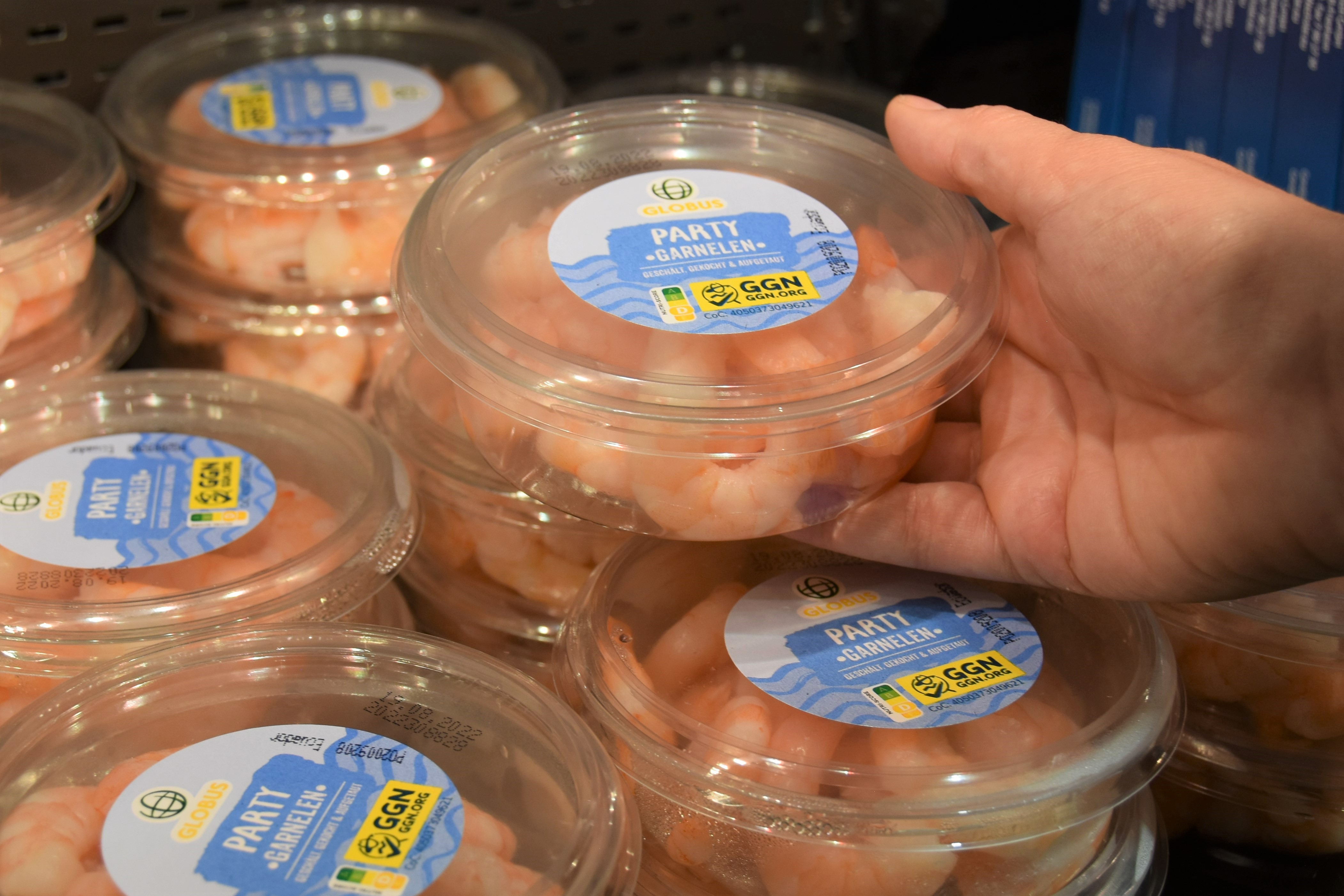 Photo of packed shrimp with the GGN label in a German supermarket.