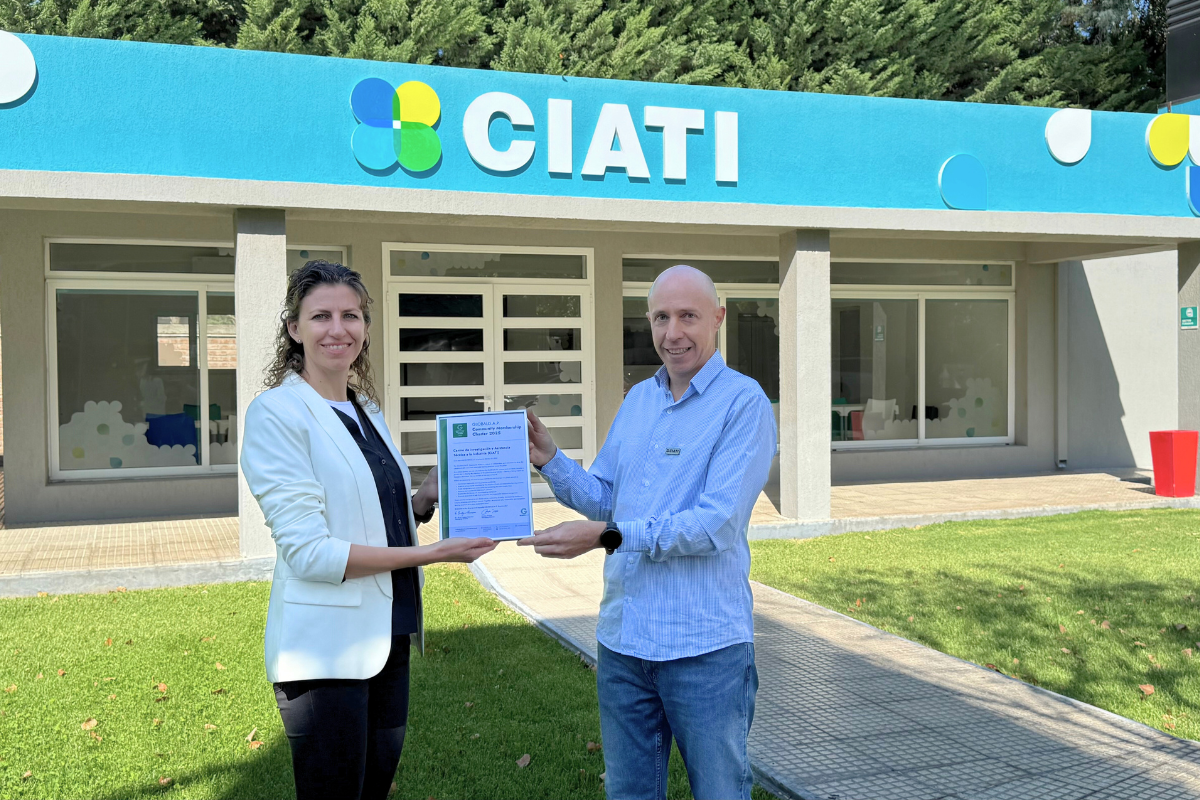 Image of CIATI CEO Alejandro Pesce receiving the GLOBALG.A.P. Community Member certificate in 2025.